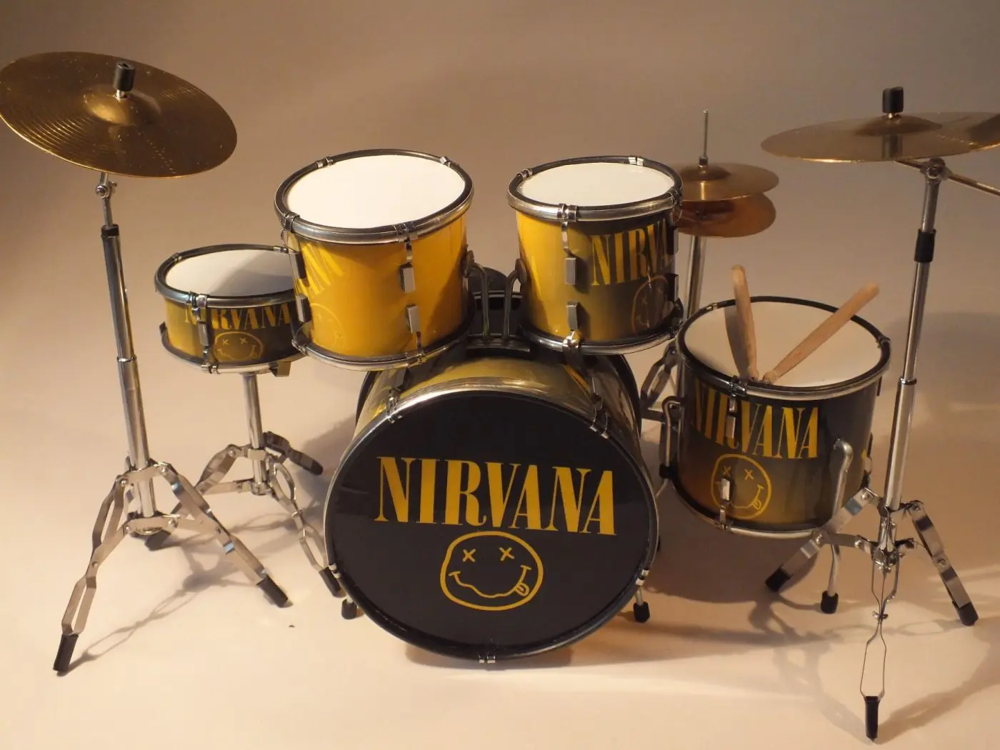 nirvāṇa　コンポとサドルセット Dave Grohl Kurt Cobain NIRVANA Miniature Drum Kit (RGM355)